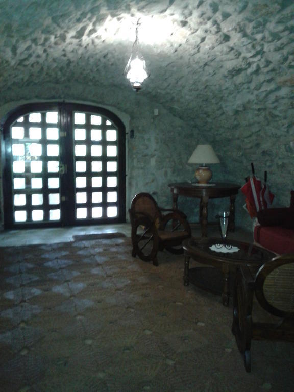 Le Chateau Des Estubiers Bed & Breakfast Serignan-du-Comtat Bagian luar foto