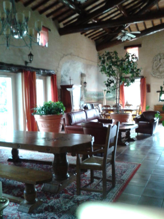 Le Chateau Des Estubiers Bed & Breakfast Serignan-du-Comtat Bagian luar foto
