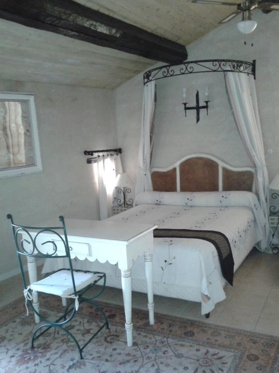 Le Chateau Des Estubiers Bed & Breakfast Serignan-du-Comtat Ruang foto
